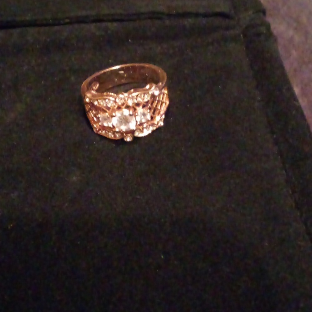 Elegant Avon gold ring size 7